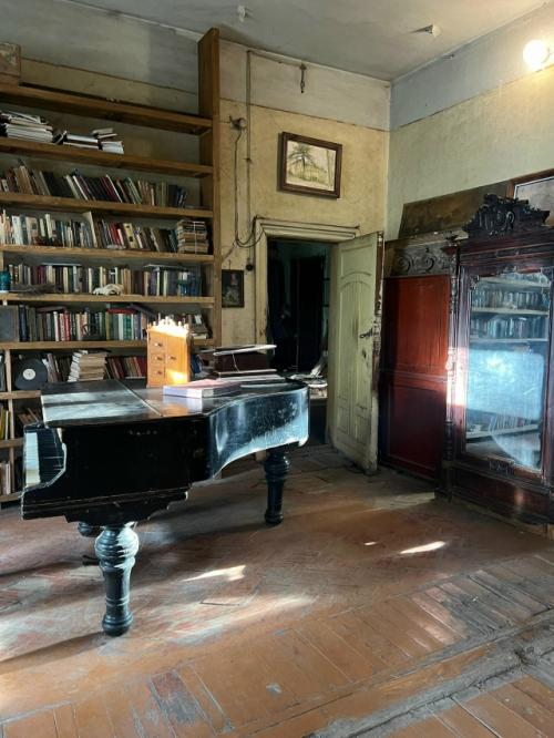 На окраине вышнего Волочка стоит единственный в городе дом в стиле модерн - деревянная усадьба купцов рябушинских. 03