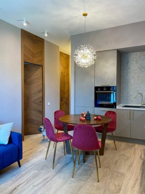 Насыщенный микс ярких цветов и эмоций в интерьере однокомнатной квартиры. 02