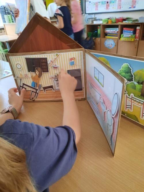 А вы когда-нибудь в детстве делали домик для бумажных кукол из тетради? 03