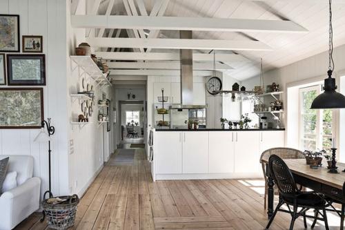 Альбом номер 3. черный фасад и уютные белые интерьеры: светлый летний домик в Швеции. 05