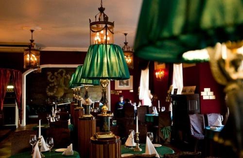 У одного из разноцветных мостов через мойку - зеленый мост (есть еще красный и синий), напротив голландской церкви находился дом котомина. 02