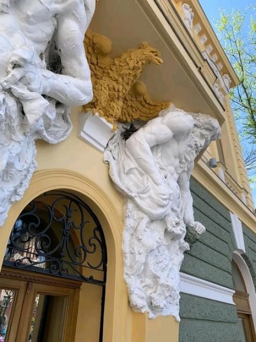 Атланты балкон поддерживают. 01