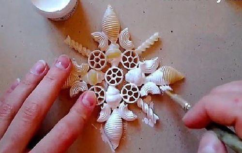 Снежинки из макарон своими руками снежинка - один из главных элементов новогоднего декора. 01