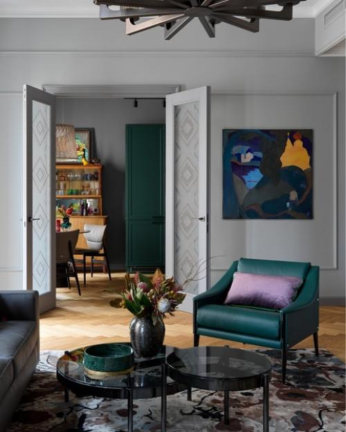 Реализованный интерьер квартиры, где нашлось место для винтажных предметов из коллекции хозяев и современного искусства. 01