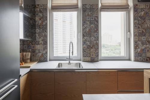 Интерьер с отсылками к стилю лофт и преобладанием черного цвета и бетона. 01