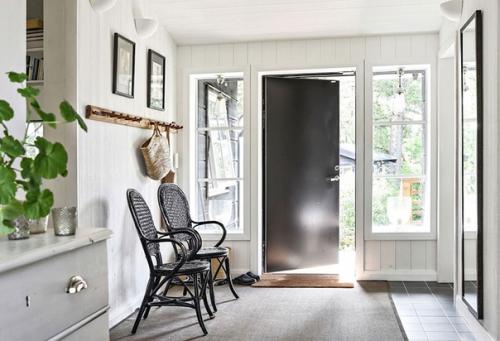 Альбом номер 2. черный фасад и уютные белые интерьеры: светлый летний домик в Швеции. 04