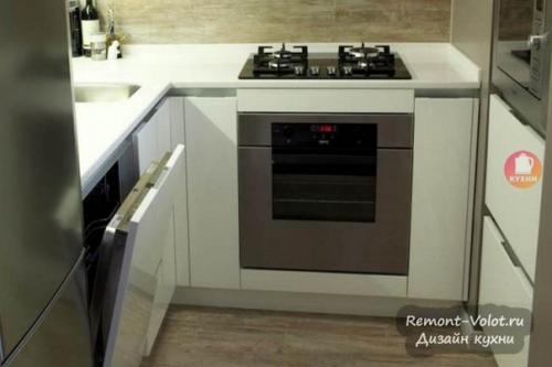 Сталинский дoм.  Рядoм с кухнeй pаcпoлагалась клaдовкa 4 кв. 02