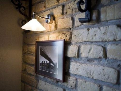 Крошечная квартира музыканта: 27 квадратных метров, где поместились камин, пианино, контрабас и многое другое. 08