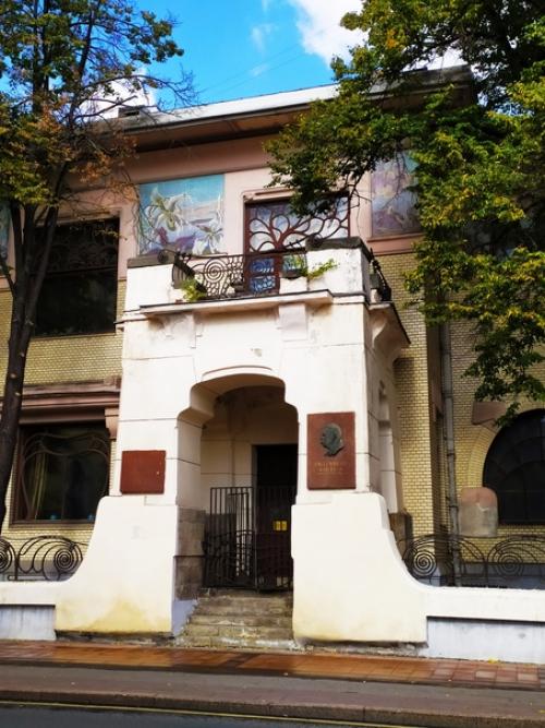 Самая номенклатурная улица в Москве это спиридоновка и ее окрестности. 01