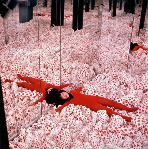 Yayoi Kusama. Infinity Mirror Room - Phalli's Field (Floor Show), 1965. 01