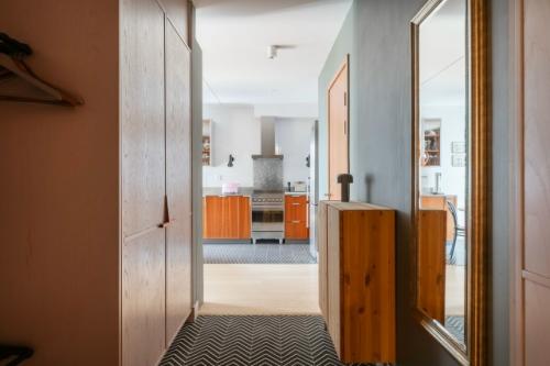 Такое ощущение, что весь интерьер этой кухни построен вокруг светильника. 05