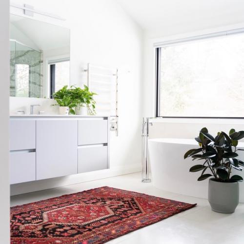 Белый цвет иногда подвергается критике из-за маркости или безликости - скучно, как в больнице! 04