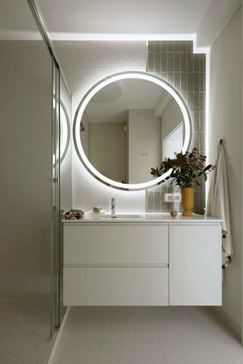 Интерьер квартиры - студии 33 м 2. квадратное помещение зонировали мебельной перегородкой со шкафом, ящиками, полками и тв - зоной. 08