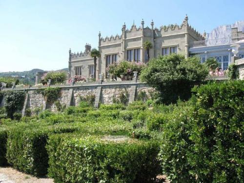 Крым - это не просто полуостров, входящий в состав России, а целый отдельный мир, живущий по своим особым правилам и канонам. 03