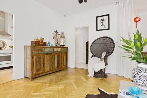 В интерьере этой квартиры объединились скандинавский и колониальный стили. 04