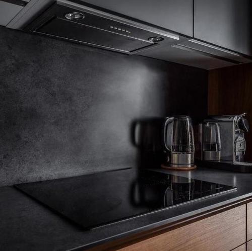 Современная кухня. В чёрном цвете. 01