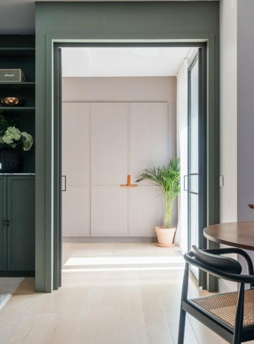 Такое ощущение, что весь интерьер этой кухни построен вокруг светильника. 08