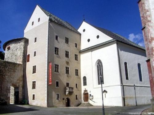 В состав комплекса крепости в банской - Бистрице входит и средневековый Матеев дом (словац.  