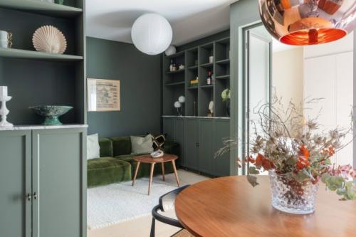 Такое ощущение, что весь интерьер этой кухни построен вокруг светильника. 04