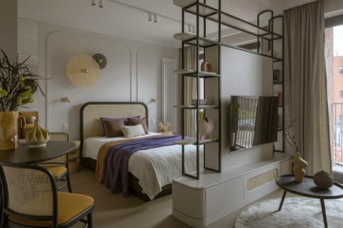 Интерьер квартиры - студии 33 м 2. квадратное помещение зонировали мебельной перегородкой со шкафом, ящиками, полками и тв - зоной. 04