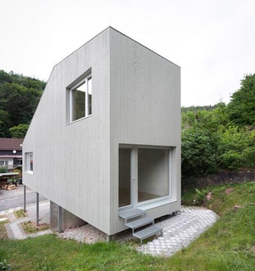 Этот крошечный двухкомнатный дом, шириной всего три метра в ширину, поднят на металлических ножках в Германии.