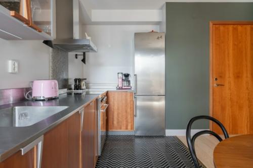 Такое ощущение, что весь интерьер этой кухни построен вокруг светильника. 03