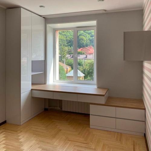 Отличная идея, как сэкономить пространство - разместить рабочую зону в детской у окна. 02