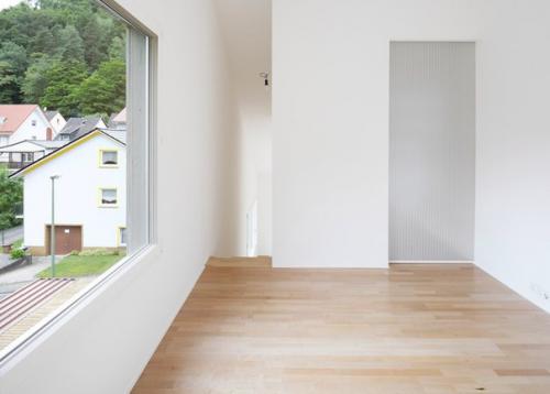 Этот крошечный двухкомнатный дом, шириной всего три метра в ширину, поднят на металлических ножках в Германии. 06