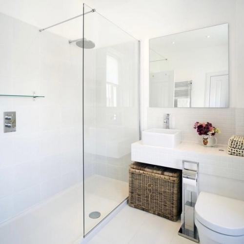 Белый цвет иногда подвергается критике из-за маркости или безликости - скучно, как в больнице! 06