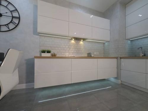 Кухня - гостиная.  Интерьер в холодных тонах. 06