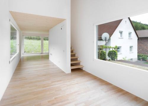 Этот крошечный двухкомнатный дом, шириной всего три метра в ширину, поднят на металлических ножках в Германии. 03