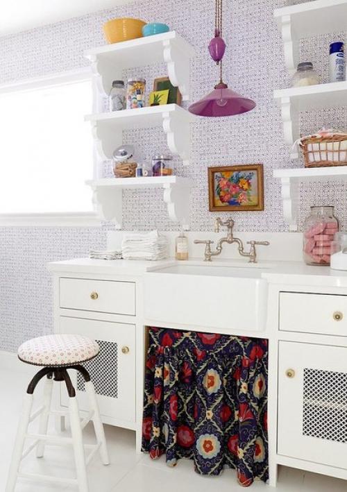 Небольшой загородный дом, конечно же, может быть оформлен в современном стиле снаружи и напоминать внутри городскую квартиру со всеми удобствами. 08