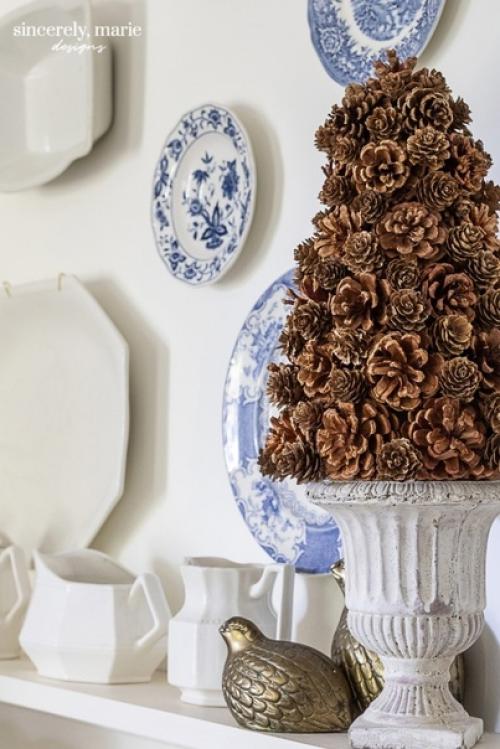 Елочка из шишек - еще одна оригинальная и простая вариация, достойная вашего внимания. 03