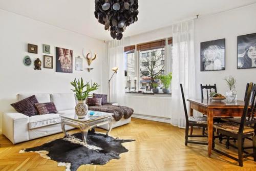 В интерьере этой квартиры объединились скандинавский и колониальный стили. 01