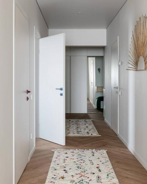 Нетипичный дофаминовый интерьер для пары айтишников в евротрёшке 82 кв. 02