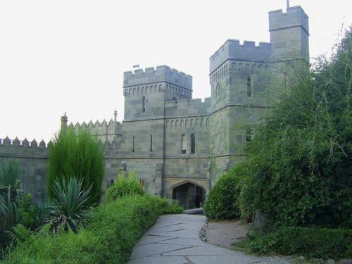 Крым - это не просто полуостров, входящий в состав России, а целый отдельный мир, живущий по своим особым правилам и канонам. 04