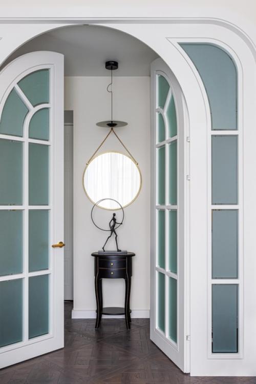 Команда E. L. F. Interior создала яркий, смелый интерьер, отражающий дух старой Москвы. 02