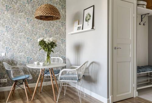 Яркий, интересный интерьер небольшой однокомнатной квартиры в стиле фьюжн, разработанный московским дизайнером Ириной носовой. 01