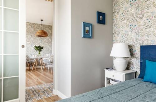 Яркий, интересный интерьер небольшой однокомнатной квартиры в стиле фьюжн, разработанный московским дизайнером Ириной носовой. 06