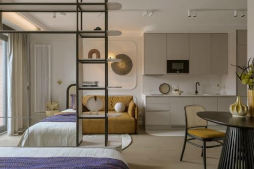 Интерьер квартиры - студии 33 м 2. квадратное помещение зонировали мебельной перегородкой со шкафом, ящиками, полками и тв - зоной. 03