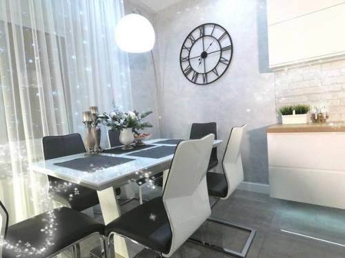 Кухня - гостиная.  Интерьер в холодных тонах. 02