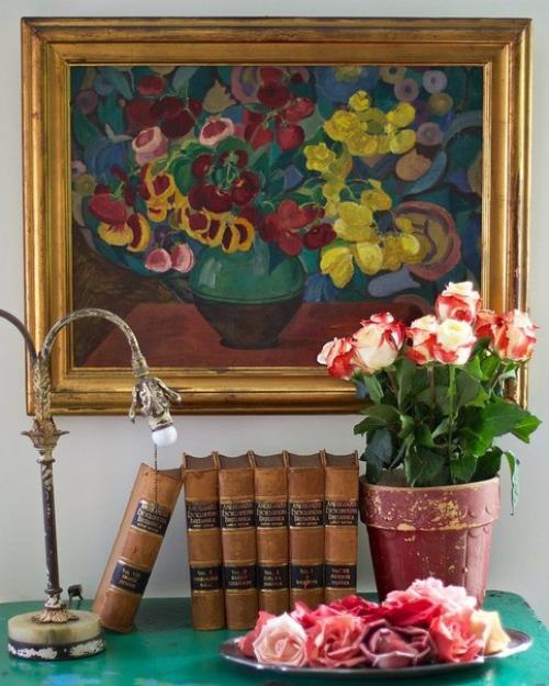 Небольшой загородный дом, конечно же, может быть оформлен в современном стиле снаружи и напоминать внутри городскую квартиру со всеми удобствами. 04