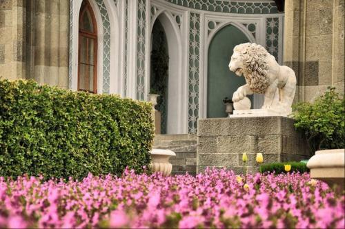 Крым - это не просто полуостров, входящий в состав России, а целый отдельный мир, живущий по своим особым правилам и канонам. 05