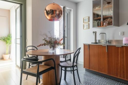 Такое ощущение, что весь интерьер этой кухни построен вокруг светильника. 02