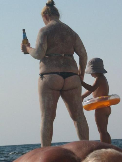 По утрам нас окружают чудовища.  