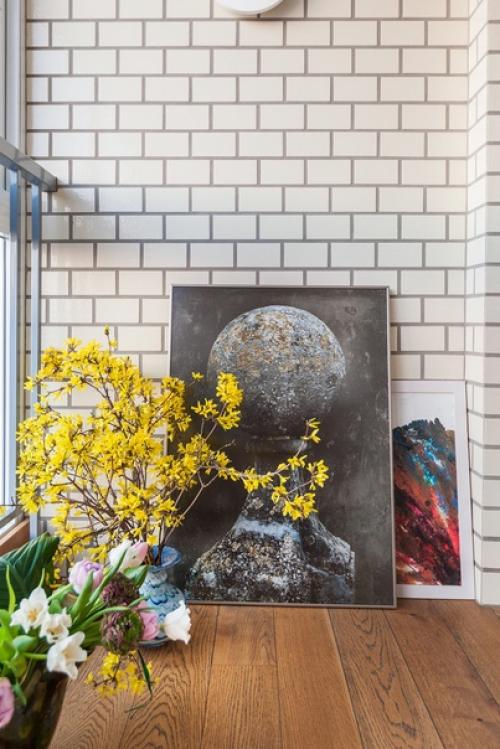 Современный колоритный интерьер кухни и гостиной в квартире в новостройке. 06