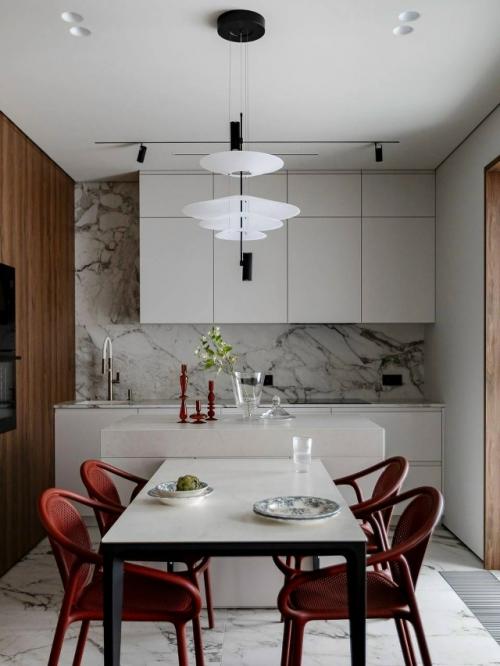 Интерьер этой квартиры создан для молодой пары, увлеченной путешествиями.  