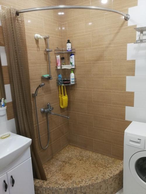 Хотелось бы услышать комментарии по поводу нашей ванной, всё очень бюджетно и своими руками. 02