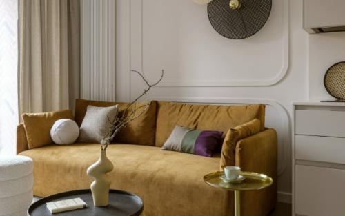 Интерьер квартиры - студии 33 м 2. квадратное помещение зонировали мебельной перегородкой со шкафом, ящиками, полками и тв - зоной. 02