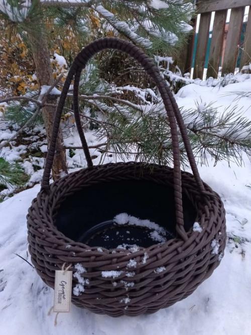 Цветочная корзина с ручкой из искусственного ротанга. 01